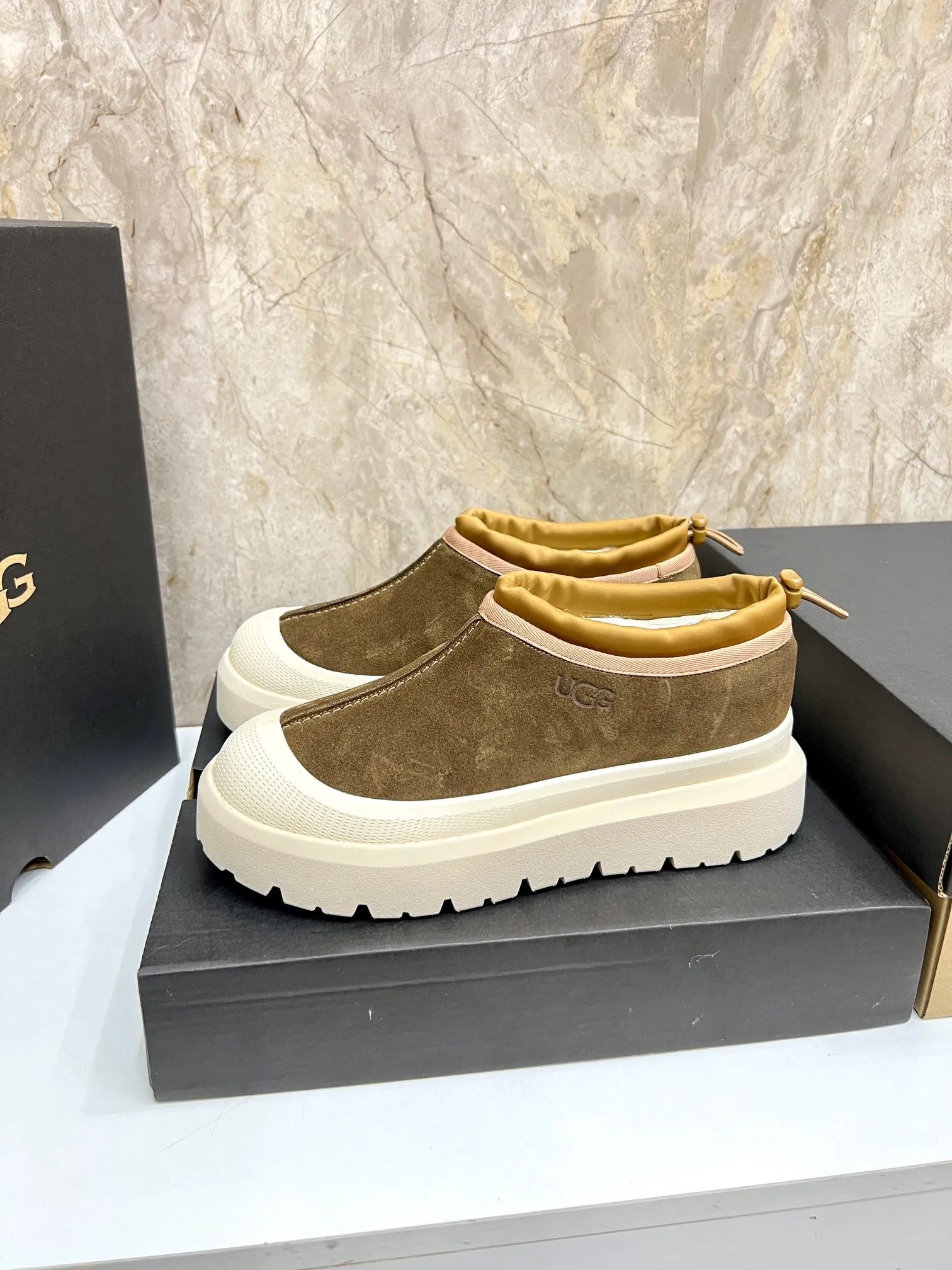 Men's men's shoes💰: 💰540💰Couple model👫 UGG Tasman Weather Hybrid one-second snow boots👢 Wang Yibo's same 👏 classic Tasman shoe is designed with environmentally friendly waterproof and snowproof material, which is both fashionable and functional. At the same time, it is paired with the new UGG Keen furry color-blocked jacket. Bright orange and maroon collide to create a new light outdoor style and open up a new travel experience in early autumn! Using the best materials, the 17mm fur-integrated surface is warmer and more breathable, and the outsole is upgraded to a lightweight and wear-resistant light wing technology outsole! Size: Women’s size 35-40 / Men’s size 38–44 (45 customized) Official website color